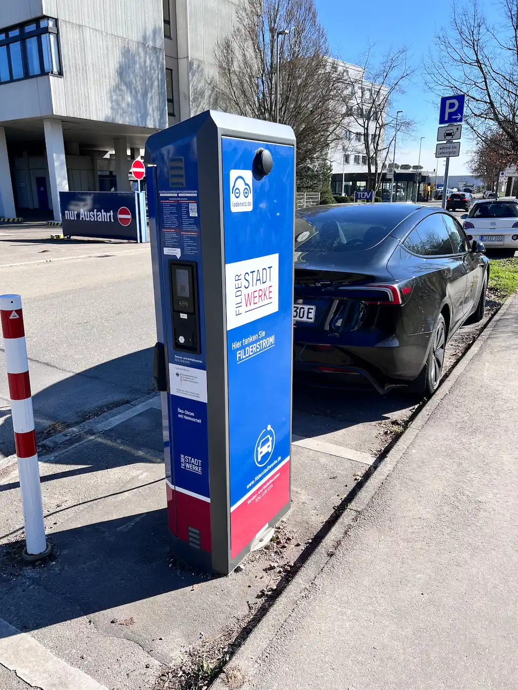 Öffentliche Ladesäule in Filderstadt mit Tesla Model 3