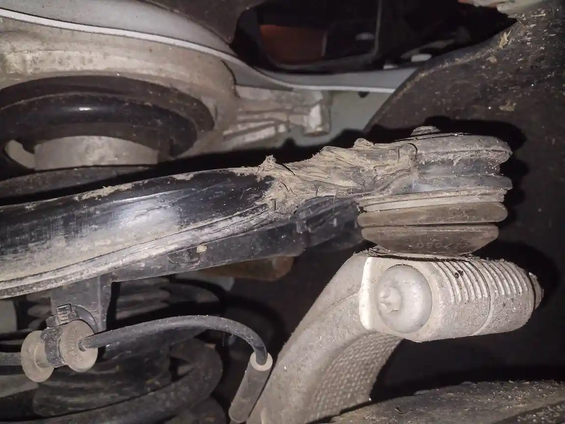 Korrodierter Querlenker Tesla Model 3 – typisches Verschleißbild am Kugelgelenk