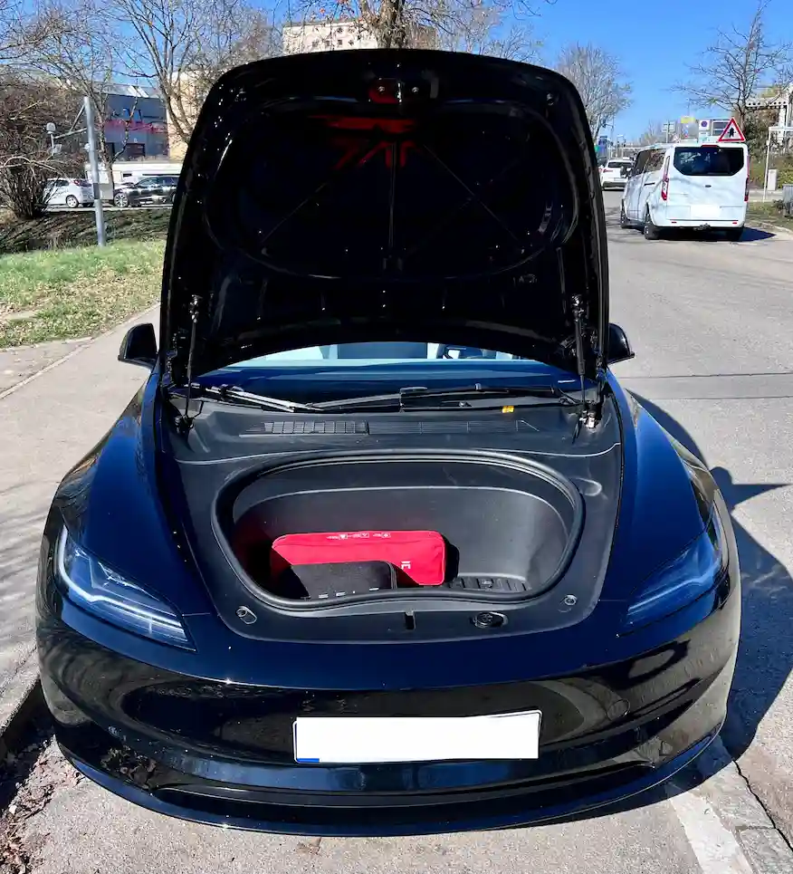 Tesla Model 3 offener Frunk – kein Motor, kein Ölwechsel