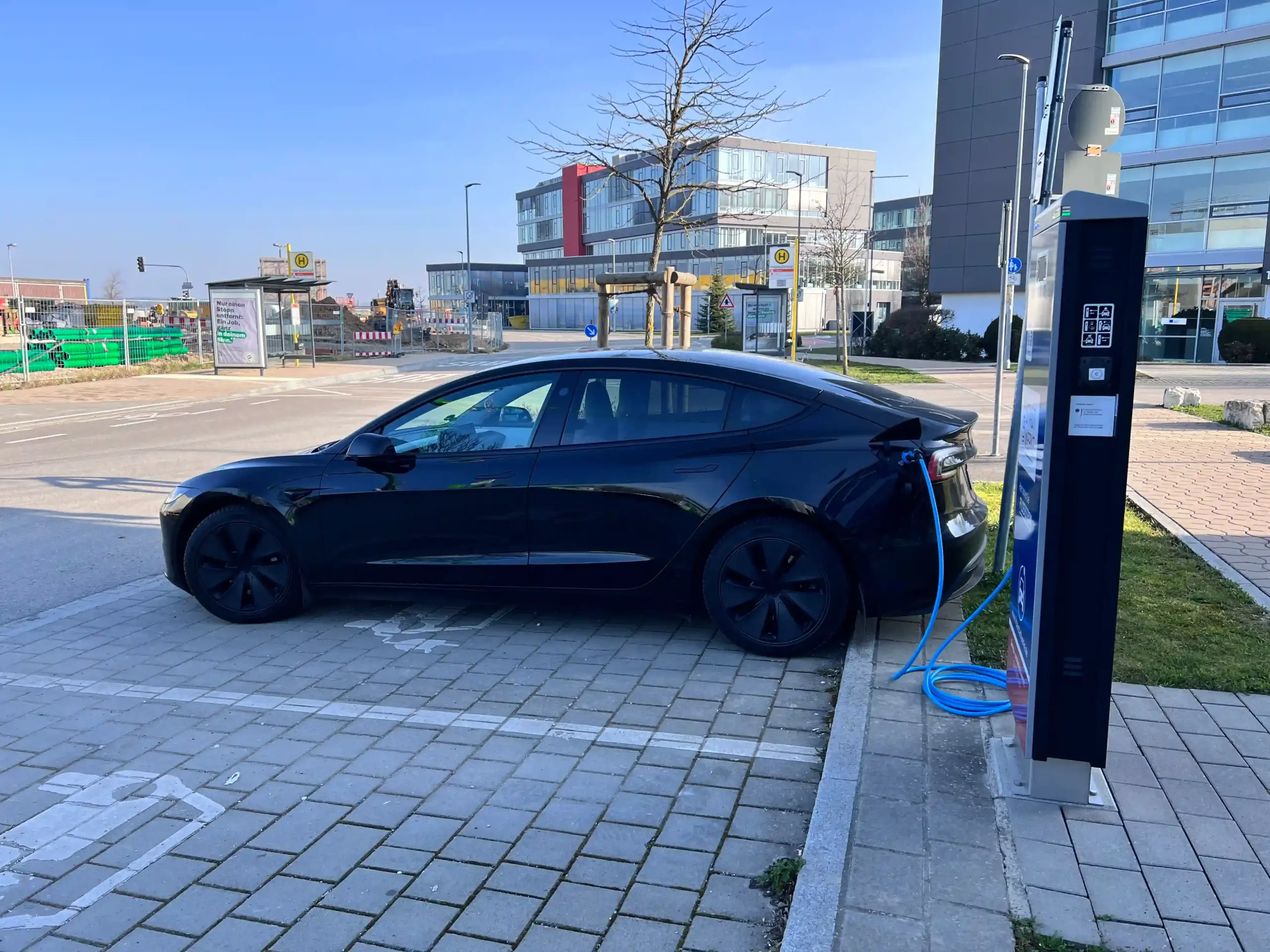 Tesla Model 3 Highland beim Laden