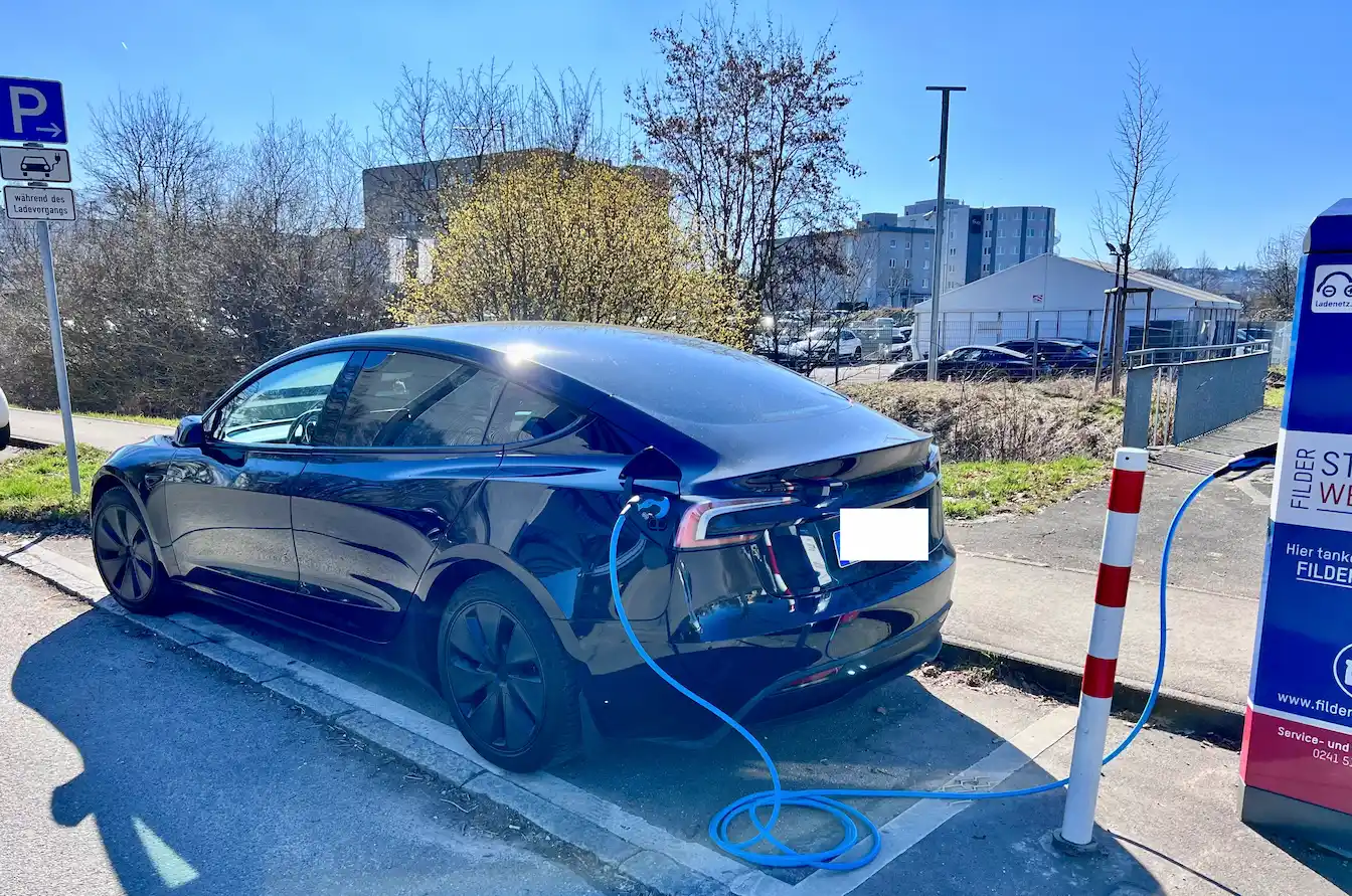 Tesla Model 3 an Ladesäule – Laden im Alltag