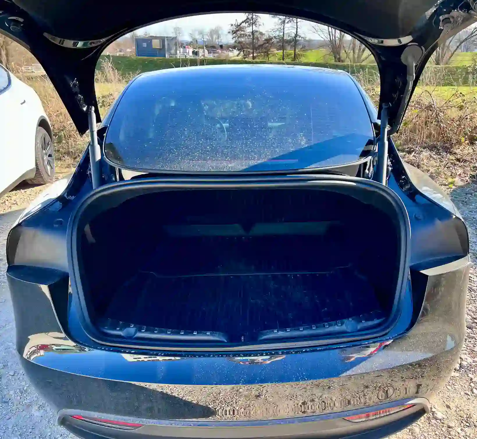 Tesla Model 3 Kofferraum geöffnet – schmale Öffnung